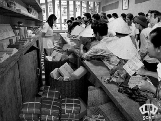 Việc sắm Tết xưa và nay đều không thể thiếu bánh chưng.