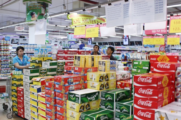 Hàng Tết phong phú, đa dạng, có cả những mặt hàng ngoại nhập để chọn lựa.