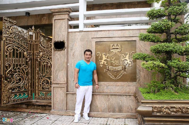 Lý Hùng chia sẻ anh xây nhà vì muốn ba mẹ có chỗ ở thoáng mát, yên tĩnh. Vì thế, nhìn ba mẹ khỏe mạnh hơn khi chuyển về tổ ấm mới, anh hạnh phúc vô cùng.