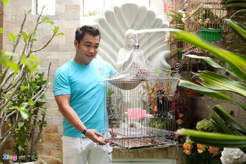 Thăm biệt thự mới xây, rộng 700 m2 của Lý Hùng hình ảnh 6 Một khoảng sân trước nhà, Lý Hùng trồng cây, nuôi chim và cá. Anh thừa nhận có niềm vui tao nhã giống ba Lý Huỳnh.