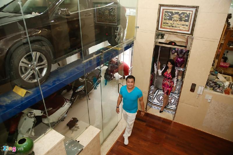 Thăm biệt thự mới xây, rộng 700 m2 của Lý Hùng hình ảnh 10 Xây biệt thự nhưng Lý Hùng không làm tầng hầm để xe vì sợ ngập nước. Thay vào đó, anh đặt mua từ Mỹ cầu nâng xe đủ chỗ cho 2 xe hơi.