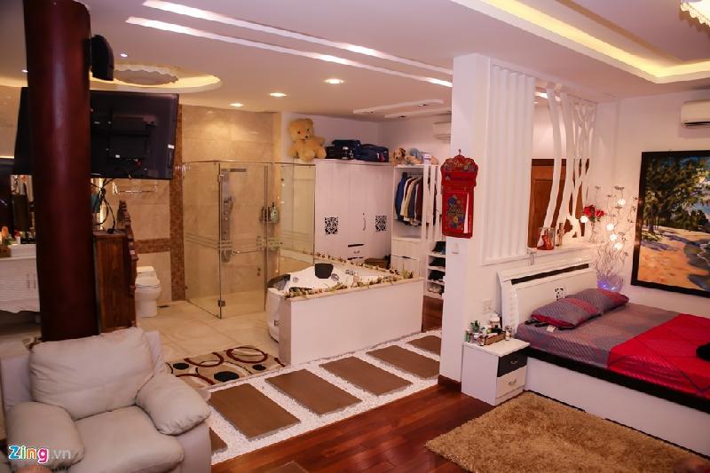 Thăm biệt thự mới xây, rộng 700 m2 của Lý Hùng hình ảnh 11 Toàn bộ tầng 2 là phòng ngủ của Lý Hùng. Mọi người đến phòng của anh đều nhận xét như khách sạn 5 sao với đầy đủ tiện nghi và nội thất sang trọng.