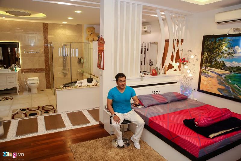 Thăm biệt thự mới xây, rộng 700 m2 của Lý Hùng hình ảnh 12 Phòng ngủ hơn 100 m2 được Lý Hùng phân thành hai khu. Khu vực dành cho phòng tắm, tủ quần áo được lát và ốp đá, còn không gian phòng ngủ, anh làm sàn gỗ. Lối đi vào phòng ngủ là những bậc gỗ được rải sỏi trắng.