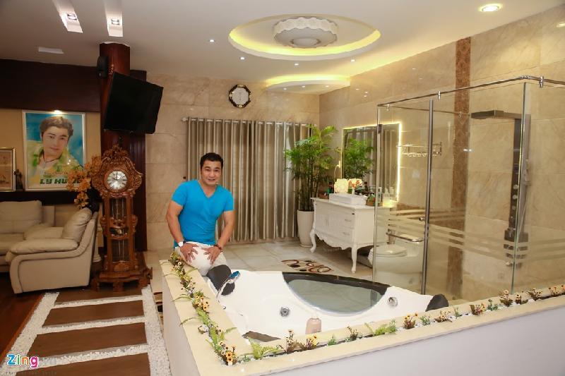 Thăm biệt thự mới xây, rộng 700 m2 của Lý Hùng hình ảnh 13 Trong phòng ngủ hay phòng khách, Lý Hùng đều đặt chiếc đồng hồ lớn. Anh cho hay thích đồng hồ vì đó là vật tao nhã và cũng là lời nhắc nhở giúp anh năng động, không được lười biếng.