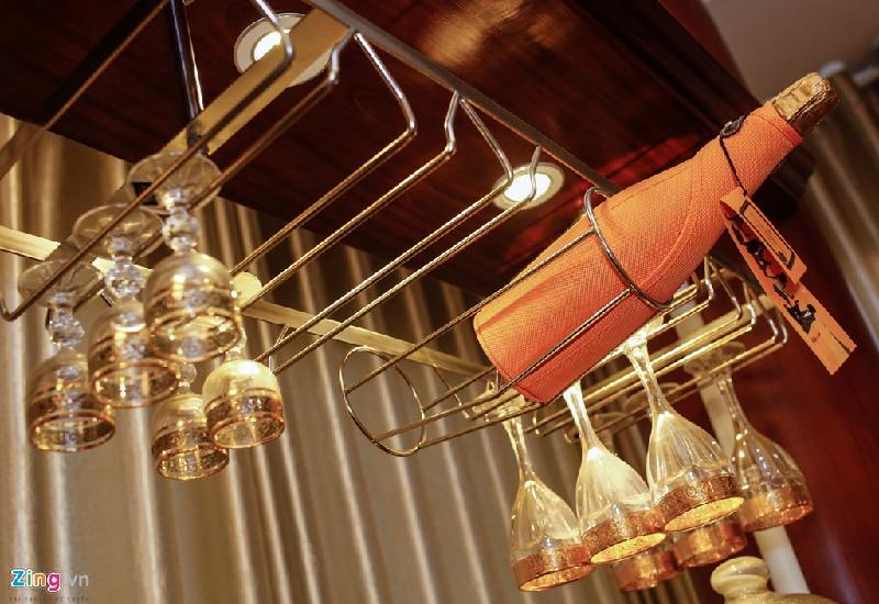 Thăm biệt thự mới xây, rộng 700 m2 của Lý Hùng hình ảnh 15 Phòng ngủ của anh cũng được trang bị quầy bar mini. Lý Hùng tâm sự bản thân không thích nhậu và không uống được nhiều nhưng thích sưu tầm rượu.