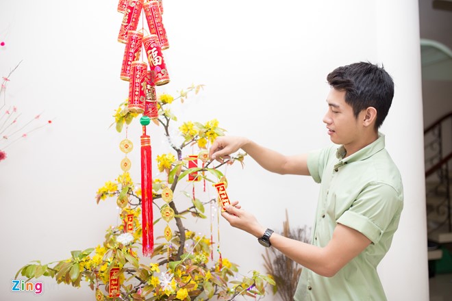 Như mọi năm, vũ công sinh năm 1989 ngừng công việc từ ngày 27 để cùng mẹ chuẩn bị Tết. Những ngày này, Quang Đăng tranh thủ dọn dẹp nhà cửa, trang hoàng phòng khách và sắm sửa những vật dụng cần thiết cho một năm như ý.