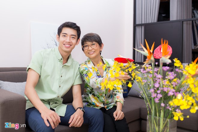 Gia đình chỉ có hai mẹ con nên Quang Đăng không muốn đi chơi xa vào ngày Tết. Tuy nhiên, năm nay khá đặc biệt khi anh lên kế hoạch đi biển cùng người yêu Thái Trinh vào mồng 4. Họ vừa công khai tình cảm trước Tết vài ngày.