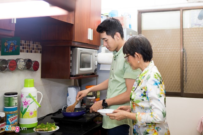 Thăm nhà vũ công Quang Đăng mùng 1 Tết hình ảnh 4 Nam vũ công hé lộ anh và Thái Trinh về thăm ba mẹ cô tại Thái Bình trước Tết. Quang Đăng rất được lòng gia đình giọng ca sinh năm 1993.
