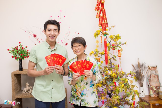 Nam diễn viên Trùm cỏ muốn vào bếp những ngày đầu năm để mẹ được nghỉ ngơi. Theo kế hoạch, từ mồng 1 đến mồng 3, vũ công đưa mẹ đi chúc Tết họ hàng, người thân, bạn bè.