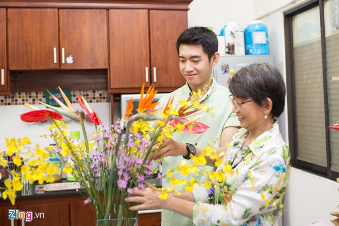 Thăm nhà vũ công Quang Đăng mùng 1 Tết hình ảnh 6 Quang Đăng cho biết Thái Trinh cũng sẽ sang nhà anh chúc Tết vào mồng 2. Mẹ nam vũ công rất yêu mến bạn gái của con trai vì tính cách thân thiện, dễ gần, hoà đồng.