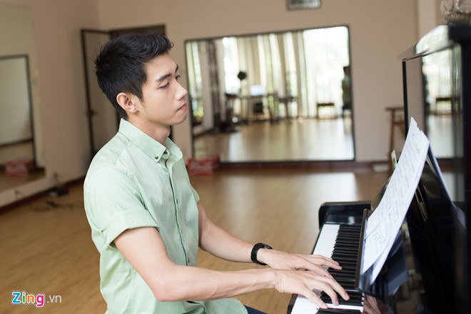 Thăm nhà vũ công Quang Đăng mùng 1 Tết hình ảnh 9 Ngoài khả năng nhảy, Quang Đăng còn chơi đàn piano. Đây cũng chính là điểm chung thú vị giữa anh và bạn gái, khiến cả hai xích lại gần nhau hơn lúc mới yêu.