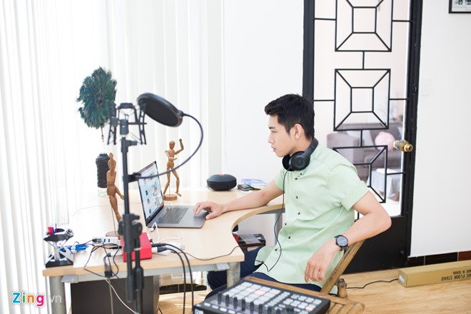Thăm nhà vũ công Quang Đăng mùng 1 Tết hình ảnh 10 Ngày đầu của năm mới, Quang Đăng online facebook để gửi những lời chúc mừng đến bạn bè, đồng nghiệp, đối tác công việc.