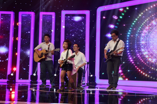 Kết quả, cô bé xuất hiện với cây đàn guitar và tự tin thể hiện ca khúc Tự Tin Là Chính Tôi cùng với sự hỗ trợ của ban nhạc. Cô bé nhún nhảy và làm chủ trên sân khấu với điệu bộ đáng yêu và năng động.