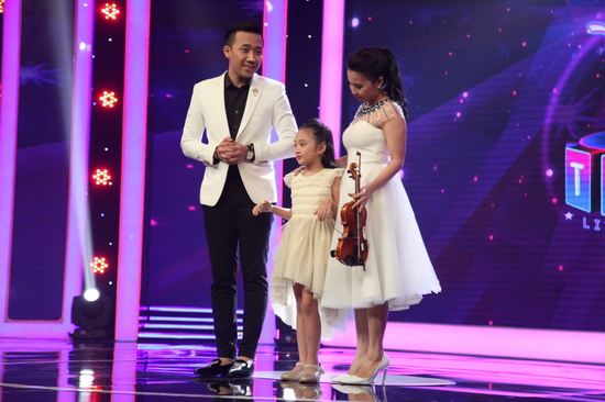 Dù được cô Mỹ Linh đưa ra chiêu “dụ” rằng nếu thí sinh chọn về đội chị thì chị sẽ dạy hát cho nhưng cô bé vẫn tiếp tục chọn về đội Trấn Thành – Cẩm Ly.