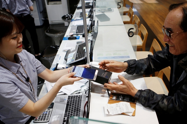 Samsung làm hoen ố hồ sơ an toàn. Hồ sơ an toàn của Samsung đã để lại vết nhơ do vụ bê bối smartphone Note 7 dễ cháy nổ. Công ty đã thu hồi 2,8 triệu máy giặt bị lỗi ở Hoa Kỳ, vì chúng dễ bị rung bất thường có thể gây chấn thương cho người sử dụng. Ngoài ra, việc xử lý kém thu hồi Galaxy Note 7 cũng khiến công ty phải trả giá. Samsung đã thất bại trong việc chẩn đoán và sửa chữa các vấn đề của Note 7 tới 2 lần và cuối cùng phải thu hồi toàn bộ và “khai tử” sản phẩm này. Hai sản phẩm chính bị lỗi lớn cho thấy vấn đề gã khổng lồ công nghệ cần phải khắc phục quá trình đảm bảo chất lượng sản phẩm để đảm bảo rằng, sự an toàn của người tiêu dùng phải là ưu tiên số 1.