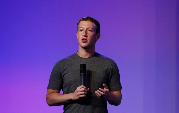 Tin tức giả mạo lan tràn trên mạng xã hội. Trong chiến dịch tranh cử tổng thống, Facebook, Twitter và Google đã phải đối mặt với những chỉ trích của người dân vì để tin tức giả mạo lan tràn trên mạng xã hội, làm ảnh hưởng đến kết quả bỏ phiếu của người dân Mỹ khi họ dựa trên các thông tin sai lạc. Tất cả các công ty Internet đã phải có hành động chống lại tin tức giả mạo. Ba 