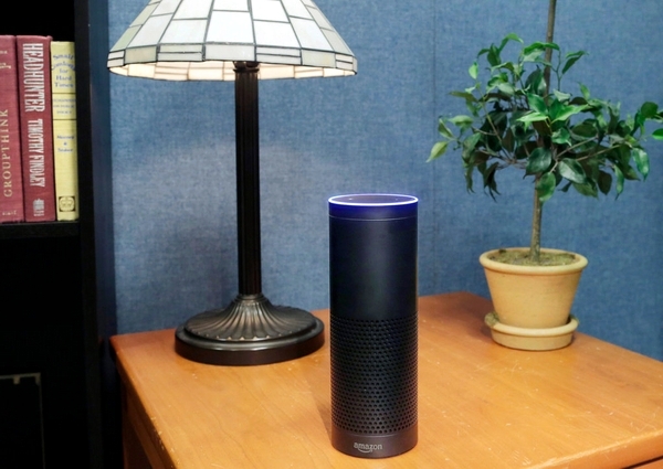 Google đã gây chú ý trong năm nay với các sản phẩm trí tuệ nhân tạo (AI). Công ty đã giới thiệu Home – một bộ loa thông minh để đấu lại với Echo của Amazon; dịch vụ tin nhắn Allo để thúc đẩy AI; và smartphone Pixel dựa rất nhiều vào trợ lý ảo.