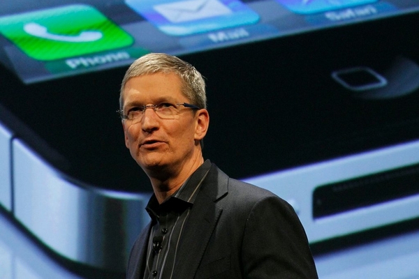 Căng thẳng giữa các công ty công nghệ cao và chính phủ Hòa Kỳ đã tạo cơn sốt trong năm nay khi Apple đối mặt với FBI về vấn đề quyền riêng tư và bảo mật. FBI đã yêu cầu Apple làm suy yếu mã hóa iPhone để họ có thể truy cập vào các nội dung trong chiếc điện thoại của một tay súng gây ra vụ nổ súng tại San Bernardino, California. Apple đã từ chối vì cho rằng, làm suy yếu hệ thống phần mềm giúp cho một cuộc điều tra sẽ tạo ra các lỗ hổng và đặt tất cả các khách hàng đối mặt với nguy cơ rủi ro. Cuối cùng FBI rút lại yêu cầu đó sau khi đột nhập được vào iPhone mà không cần sự trợ giúp của Apple.