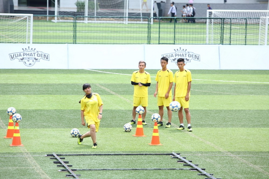 Tiếp đến, 4 thí sinh lần lượt thực hiện thử thách này. Minh Thư là người thi đầu tiên. Và bất ngờ thay, cô nàng với ngoại hình men lì đã xuất sắc hoàn thành 6 trái banh với những cú sút đầy chính xác. 
