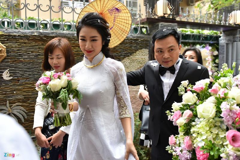 Theo phong tục, cô dâu Thu Ngân đội nón về nhà chồng. Cặp uyên ương nhanh chóng bước vào trong để làm lễ cúng gia tiên. 