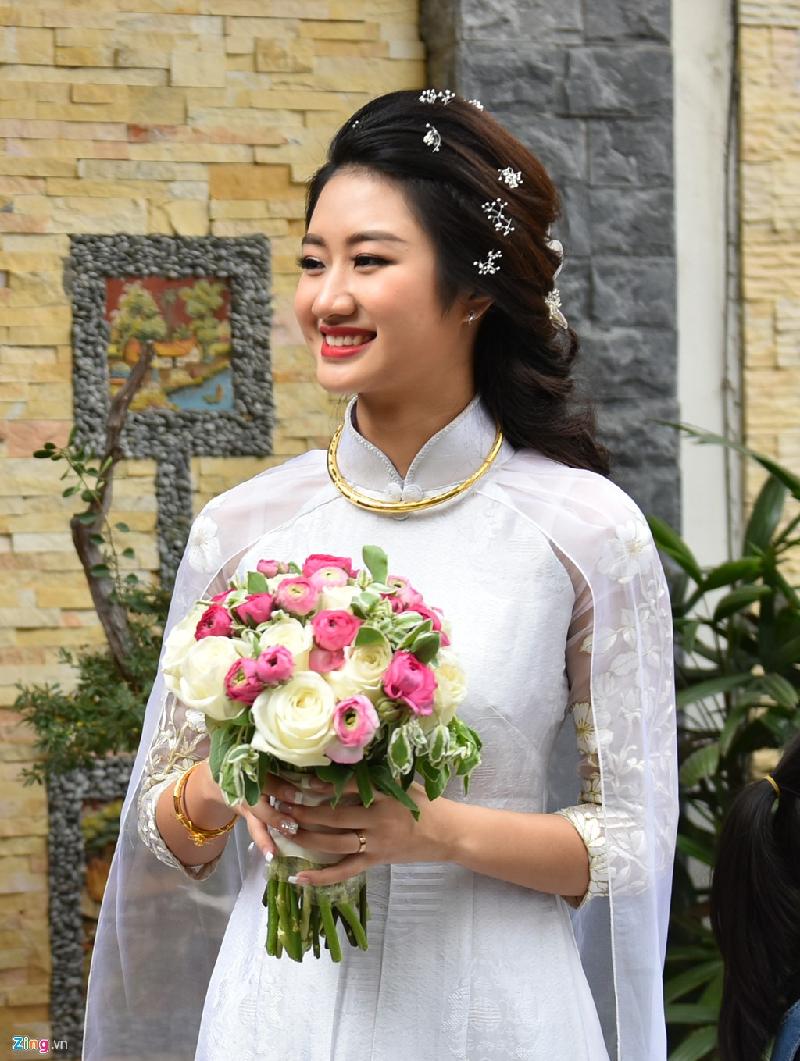 Trước khi di chuyển đến một khách sạn sang trọng để tổ chức tiệc ấm cúng cùng gia đình, Thu Ngân tung hoa cưới cho bạn bè, người thân. 