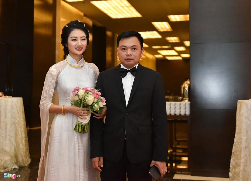 Buổi tiệc hôm nay chỉ có người thân và gia đình nên Thu Ngân không mặc váy cưới lộng lẫy như những cô dâu khác. 