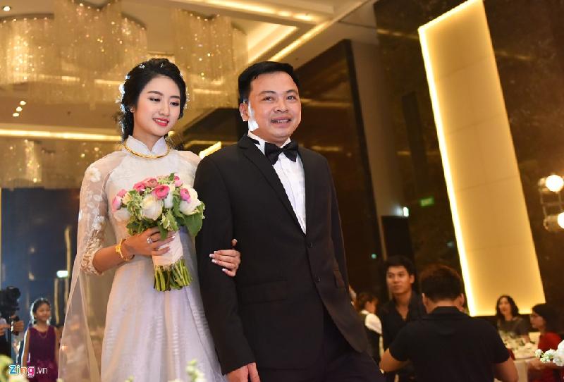 Hôm nay, người đẹp mới đăng bức ảnh cưới đầu tiên trên Facebook cùng dòng tâm trạng hạnh phúc. 