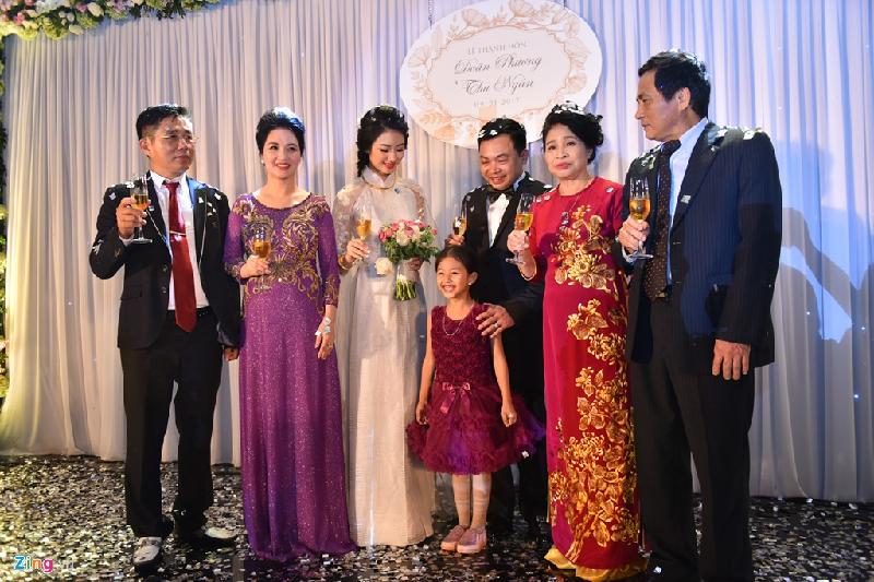 Cô dâu, chú rể và bậc thân sinh hai bên chuẩn bị chúc rượu khách mời. Buổi tiệc ấm cúng nên không có nghi lễ cắt bánh, rót rượu cưới. 