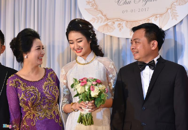 Thu Ngân sở hữu nhiều nét đẹp giống mẹ (ảnh trái). 