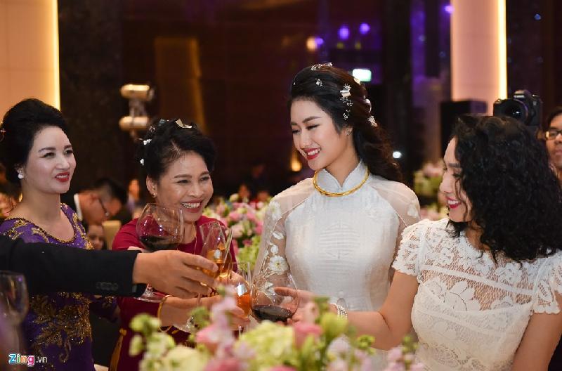 Bà Thanh Hòa, mẹ đẻ của Thu Ngân, cũng từng chia sẻ 21 tuổi không phải quá sớm để kết hôn. Bà tin tưởng đây là duyên ông trời se cho con gái. 