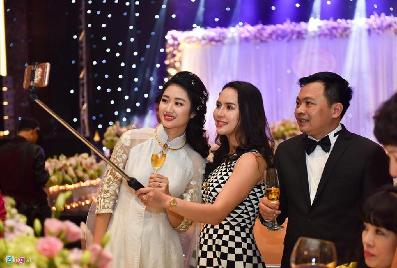 Sau đám cưới, người đẹp 9X vẫn tiếp tục khóa học Quản trị khách sạn tại Thụy Sĩ. 