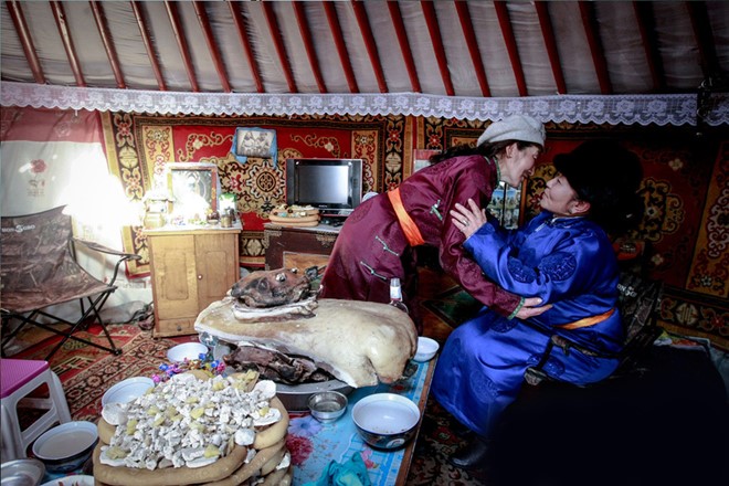 Khách làm lễ Zolgokh với gia chủ khi tới nhà. Ảnh: 