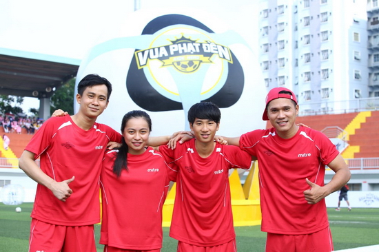 Hai đội chơi ở tập mở màn trong hai bộ trang phục vàng và đỏ. Mỗi đội gồm 4 thành viên. Đội đỏ có tên Panenka – một kỹ thuật trong sút penalty với bốn thí sinh: Nguyễn Hoài An, Nguyễn Hoàng Thu Thảo (cả hai đều 20 tuổi và hiện đang là sinh viên); Trần Minh Hoàng 25 tuổi, là nhân viên tài chính và ca sĩ Lương Viết Quang – giữ vai trò đội trưởng.