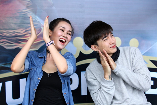 Dù cái nắng trên sân cỏ khá gay gắt nhưng hai đội chơi vẫn hăng say và quyết liệt tranh đấu. Ngồi trên ghế bình luận viên, hai ca sĩ Chi Dân và Võ Hạ Trâm tỏ ra vô cùng hào hứng.