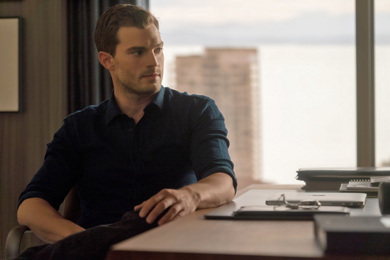 Cặp đôi “nóng bỏng” Jamie Dornan và Dakota Johnson tiếp tục trở lại với câu chuyện tình yêu lãng mạn đến tan chảy. NĂM MƯƠI SẮC THÁI ĐEN còn có sự góp mặt của chủ nhân tượng vàng Oscar - Kim Basinger trong vai “quý bà Robinson”, một vệt đen ám ảnh trong quá khứ của chàng tài phiệt điển trai Christian Grey.   