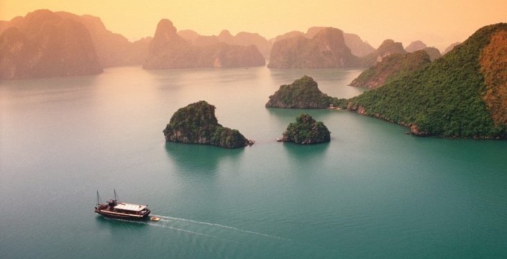 Hạ Long – Quảng Ninh: Đối với những bạn trót đem lòng yêu thương biển cả thì Hạ Long là điểm du lịch Tết Âm lịch 2017 đáng để bạn cân nhắc và lên kế hoạch. Hạ Long được ví như một bức vẽ truyền thần, hoàn hảo của tạo hóa. Nếu được tận mắt chiêm ngưỡng vẻ đẹp kỳ ảo mà thiên nhiên đã ban tặng cho Hạ Long mới thấy chuyến đi du lịch của mình thực sự có giá trị.