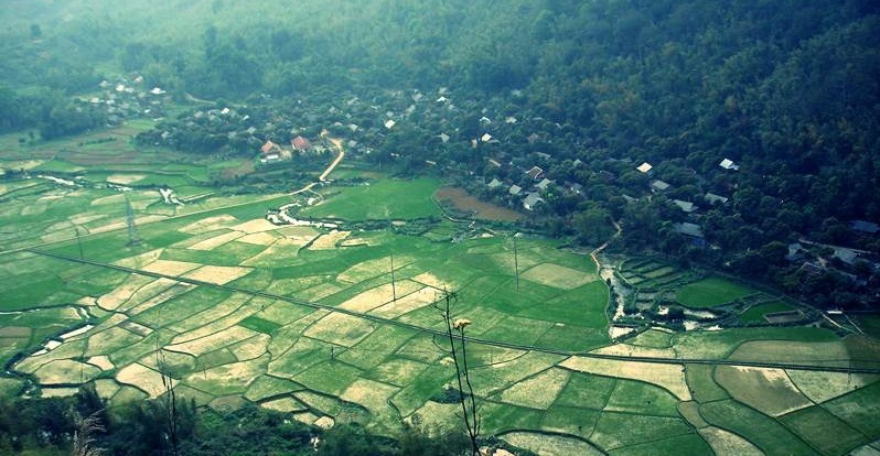 Mai Châu – Hòa Bình: Khí hậu ôn hòa cùng với vẻ đẹp hoang sơ của núi rừng, là điều hấp dẫn của Mai Châu đối với nhiều du khách, nhất là khoảng tháng 1 là thời điểm đẹp nhất để du lịch Mai Châu. Tới Mai Châu trong thời điểm Tết Âm lịch 2017 này bạn sẽ được chiêm ngưỡng một màu xanh bạt ngàn của núi rừng xen kẽ với màu trắng của hoa cải.
