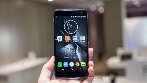 Alcatel Idol 4S là một chiếc điện thoại tầm trung nổi bật. Mặc dù là thiết bị có giá cao nhất trong danh sách này nhưng nó xứng đáng với khoản đầu tư khi sở hữu màn hình cực kỳ sắc nét với độ phân giải 2K hàng đầu, vi xử lý Snapdragon 652 kết hợp với bộ nhớ RAM 3GB đủ để xử lý hầu hết mọi nhiệm vụ giải trí, bao gồm cả chiến các loại game phổ biến.