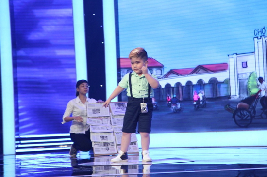 Cậu bé 5 tuổi có tài năng nhảy Hip Hop cực chất  Cuối cùng là phần dự thi của “hot boy nhí” Ngô Huy Dương (Quốc Dương), biệt danh Cu Bo, 5 tuổi. John Huy Trần dự đoán thí sinh có thể diễn hài và Trấn Thành cũng đồng tình quan điểm đó. Tuy nhiên, Thu Trang cho rằng nếu hai đội có phần dự đoán giống nhau thì sẽ không vui nên ngay sau đó, John Huy lại đưa ra phán đoán diễn xiếc để khác biệt với đội bạn.