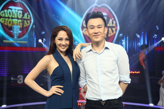 Khi hai khách mời xuất hiện, vừa nhìn thấy Bảo Anh, Trấn Thành trầm trồ khen ngợi: “Bảo Anh em ăn gì mà đẹp dữ vậy em?” khiến Bảo Anh cười toe toét. Ngay lập tức, Trường Giang mới đệm thêm rằng Bảo Anh đẹp là nhờ ăn gà ta. Thu Trang ngay lập tức lên tiếng rằng từ bao giờ Trường Giang dùng chương trình để PR trá hình cho quán gà của Bảo Anh.