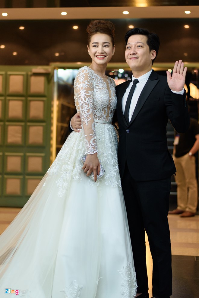 Nếu như cây hài diện vest lịch lãm thì bạn gái anh diện đầm dạ hội lộng lẫy. Cặp đôi đi bên nhau không rời nửa bước. Trường Giang còn tỏ ra rất ga lăng và chu đáo khi nâng váy giúp Nhã Phương mỗi khi di chuyển.