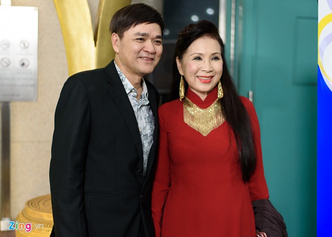 NSƯT Kim Xuân diện áo dài truyền thống. Dù vừa bước qua tuổi 60 nhưng gương mặt quen thuộc với khán giả truyền hình vẫn giữ nét tươi trẻ. Nữ nghệ sĩ dự sự kiện cùng đồng nghiệp thân thiết Quốc Thảo 