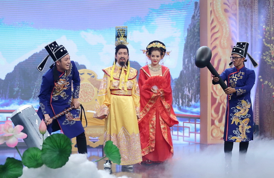 Chỉ đến khi đối diện với thử thách cùng chiếc búa đặc biệt của “Thiên Lôi” Anh Đức, “Táo” Thiên Vương MTV mới có cơ hội lật ngược thế cờ, khiến “Táo” Ngô Kiến Huy được phen “thở không ra hơi”. Trong khi đó, “lần đầu lên ngôi”, Trường Giang không chỉ cho khán giả thấy một hình ảnh Ngọc Hoàng cực kỳ thông minh, lém lỉnh mà còn rất “lầy lội”, tích cực “troll” tới bến, khiến cả hai chàng Táo phải “hụt hơi” đối phó.