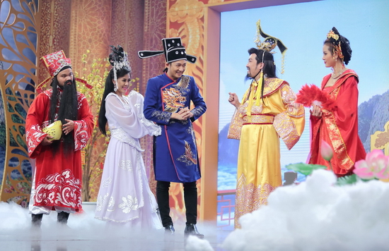 Chỉ đến khi đối diện với thử thách cùng chiếc búa đặc biệt của “Thiên Lôi” Anh Đức, “Táo” Thiên Vương MTV mới có cơ hội lật ngược thế cờ, khiến “Táo” Ngô Kiến Huy được phen “thở không ra hơi”. Trong khi đó, “lần đầu lên ngôi”, Trường Giang không chỉ cho khán giả thấy một hình ảnh Ngọc Hoàng cực kỳ thông minh, lém lỉnh mà còn rất “lầy lội”, tích cực “troll” tới bến, khiến cả hai chàng Táo phải “hụt hơi” đối phó.