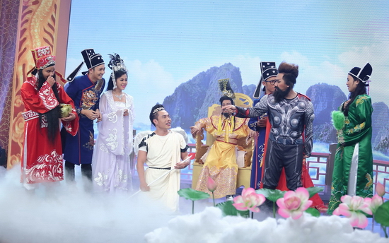 Đặc biệt, buổi chầu của thiên đình năm nay còn thêm phần đặc biệt khi “Thần Cupid” Dương Lâm bỗng dưng xách vali hồng từ đâu xuất hiện. Trong lúc tất cả còn đang ngơ ngác chưa biết vị khách lạ kỳ này đến từ đâu, thì Ngọc Hoàng và Thiên Hậu đã nhanh chóng nhận ra “người quen cũ”. Vậy là từ đây, không chỉ được biết mối thâm tình ngàn năm của “bộ ba quyền lực” này, các chư thần còn phát hiện ra một tiền kiếp đầy thú vị của Ngọc Hoàng và Thiên Hậu.