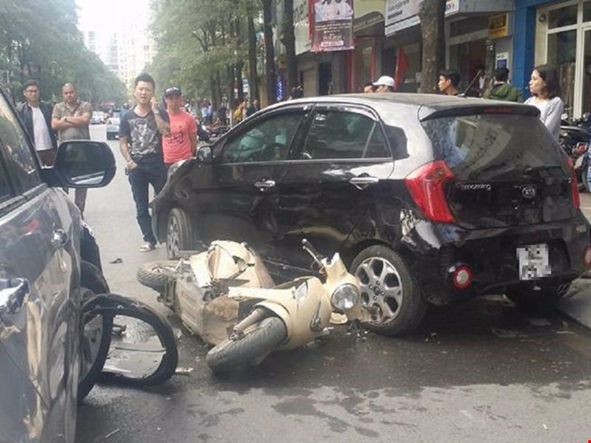 Va chạm với xe tải, em bé bị cuốn vào gầm xe
