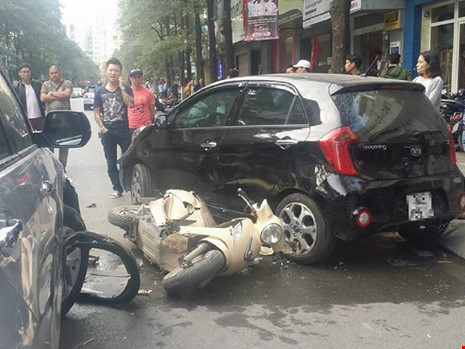Hàng chục người cùng nâng xe ô tô cứu cháu bé dưới gầm - ảnh 1
