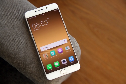 Thiết kế: Vivo V5 và Oppo F1s có rất nhiều nét tương đồng trong thiết kế. Nếu không có thương hiệu ở mặt lưng thì rất khó để phân biệt sự khác nhau giữa hai thiết bị này, nhất là phiên bản màu vàng. 