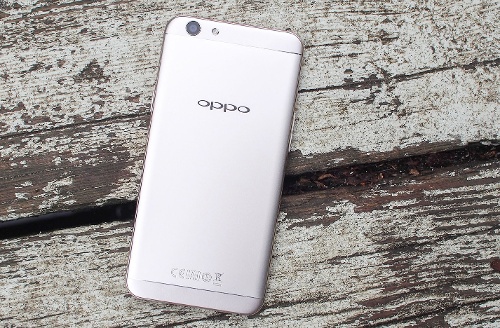 Oppo F1s có thiết kế kim loại sang trọng, nhưng không hoàn toàn làm bằng nhôm nguyên khối mà được lắp ghép từ nhiều chi tiết lại với nhau. Mặt lưng máy là một tấm kim loại còn phần khung viền được làm bằng nhựa. 