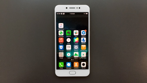 Ngược lại Vivo V5 có thiết kế nguyên khối bằng nhựa giả kim loại một cách hoàn hảo với khung kim loại. 